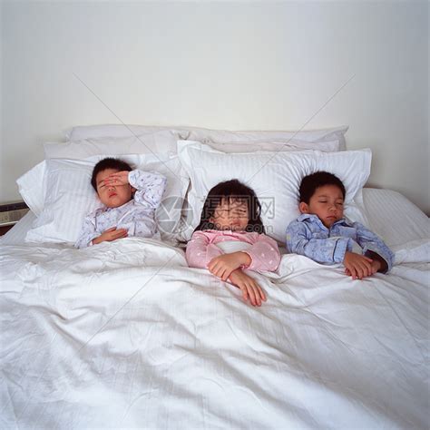 孩子们在床上睡觉高清图片下载-正版图片501469205-摄图网