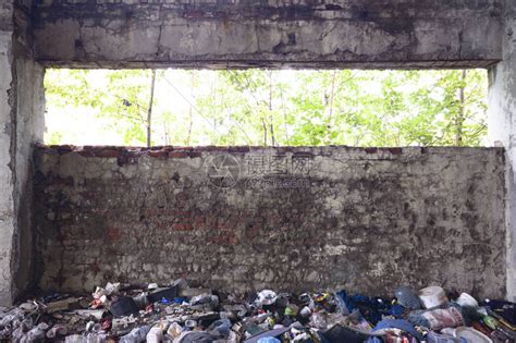 旧墙废弃厂房的广角视图高清图片下载-正版图片504809846-摄图网