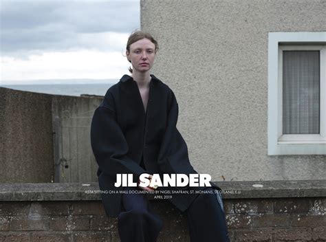 JIL SANDER 2019 秋冬系列广告大片_品牌新闻_潮流服饰频道_VOGUE时尚网