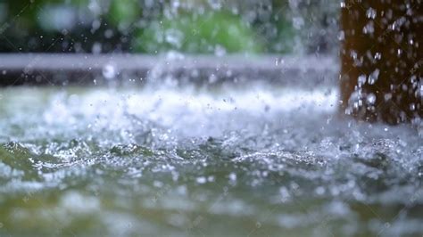 唯美夏天大雨雨滴落入水面溅起水花高清摄影大图-千库网