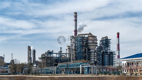 石化工业厂房内的炼油厂塔照片摄影图片_ID:411574208-Veer图库