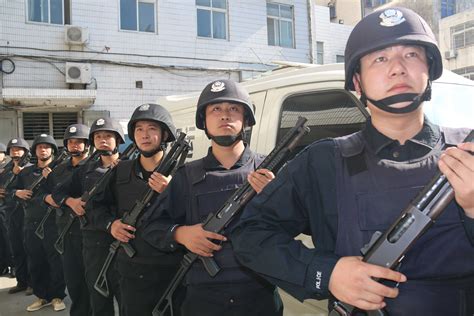 广东这个女厅官被戴上手铐 多名警员押送画面曝光_广东频道_凤凰网