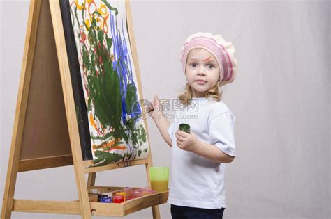 3岁女孩在艺术家中玩耍女孩画着衬衣高清图片下载-正版图片306854365-摄图网