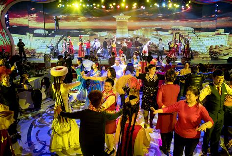 新疆国际大巴扎《丝绸之路 千年印象》歌舞与游客共享丝路狂欢