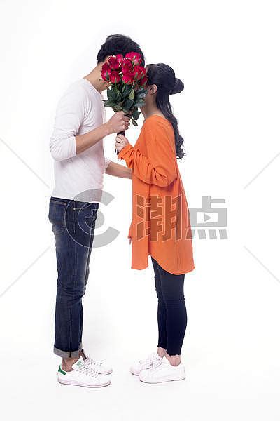 男女情侣手拿玫瑰亲吻摄影图4480*6720图片素材免费下载-编号761563-潮点视频