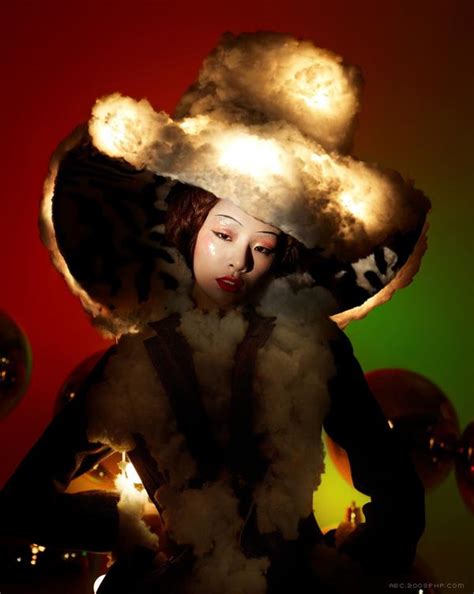 快乐的童话-圣诞假期佳丽“灯女”人像-韩国模特徐英姬Vogue杂志韩国版本-欧莱凯设计网