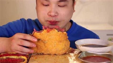 韩国吃播：大胃王胖小哥今天吃美味的炸牛排啦还有咀嚼音_腾讯视频