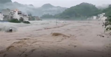 云南彝良暴雨引发山洪致3死1失联，消防紧急转移356名学生|界面新闻 · 中国