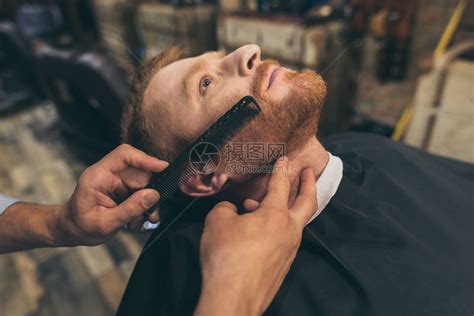 美容,美发人的男人理发师造型头发理发店理发店的男人理发师造型头发高清图片下载-正版图片300425193-摄图网