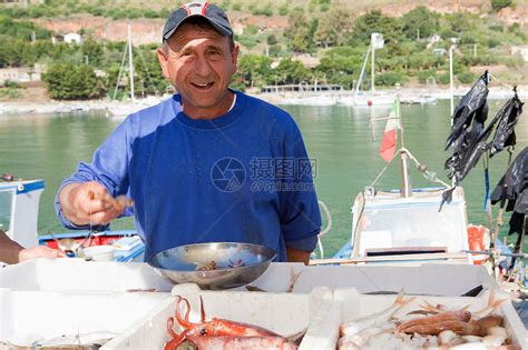 卖鲜鱼的渔夫高清图片下载-正版图片501444728-摄图网