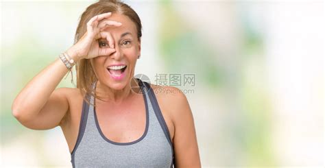 女人中年人妇女运动健身举哑铃素材图片免费下载-千库网
