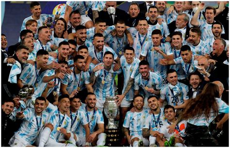 阿根廷国家队合照：梅西C位，德保罗紧靠梅西，天使、迪巴拉出镜-直播吧