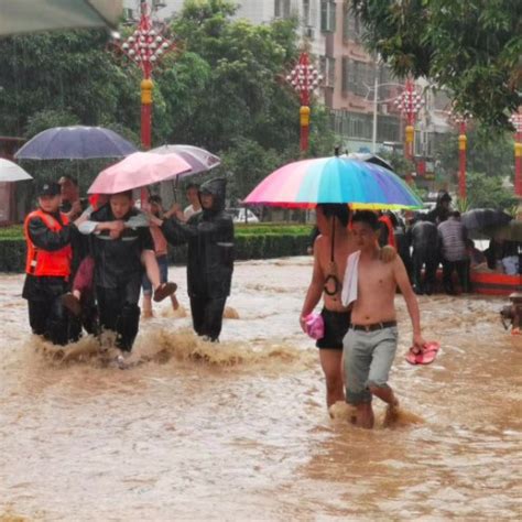 广东河源发布暴雨红色预警 武警涉水救助受困群众_荔枝网新闻