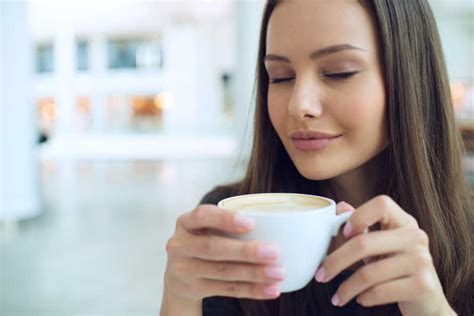 喝咖啡的女子摄影高清图片 - 爱图网设计图片素材下载