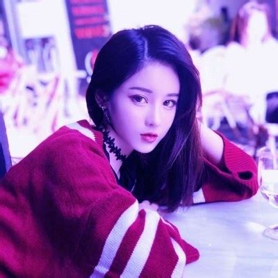甜美女生头像红色头发
