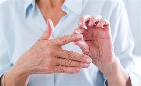 手关节痛怎么办小妙招（手指关节经常性疼痛要警惕：这不是痛风就是风湿！） | 说明书网