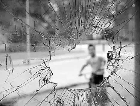 打碎的玻璃窗图片-璃窗被意外打碎素材-高清图片-摄影照片-寻图免费打包下载