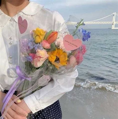 甜美女生拿花头像图片
