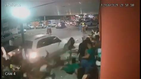 巴西一名女司机倒车撞向酒吧外的人群 随后逃离现场