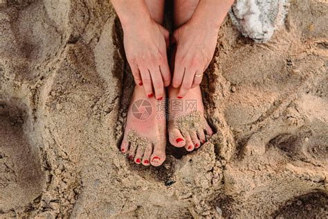女人脚在沙滩上高清图片下载-正版图片304883748-摄图网