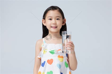 可爱小女孩拿水杯高清图片下载-正版图片501779539-摄图网
