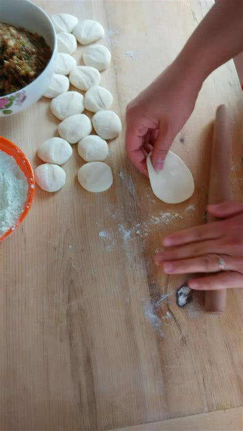 擀饺子皮技巧，老师傅教你如何一秒包一个饺子的手法_腾讯视频