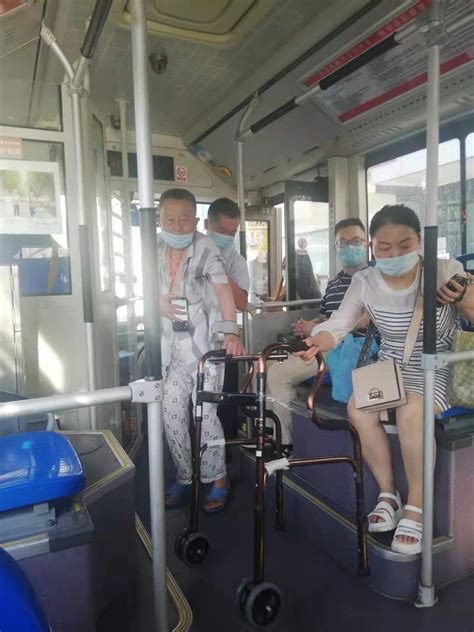 乘客特意来到公交场站，表扬548路公交驾驶员_武汉_新闻中心_长江网_cjn.cn