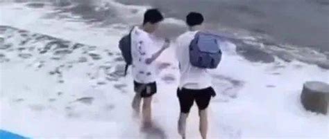 青岛2名游客在岸边站着被海浪卷走，有人拍下惊恐全过程！本来有3次活命的机会......_家庭_小伙_生命