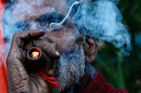 消遣管子吸烟乡下的印度印度村民印度部落-包图企业站