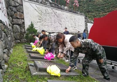 武汉市民自发在汉口江滩外献花 寄托哀思