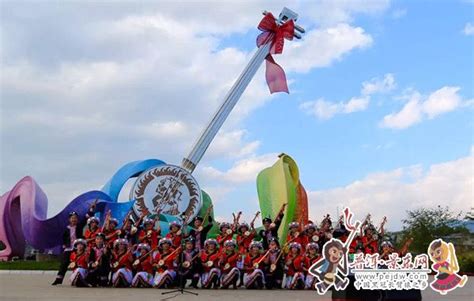 2012年10月1日至3日，首届景东无量山狂欢节在景东县成举办。图为三弦合奏吉尼斯世界纪录申报表演。（李世华摄影，史海拾贝整理）-景东县党史研究室