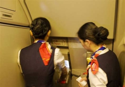 飞机舱门是如何打开的？看美女空姐是怎么做的，也是一个力气活！_腾讯视频