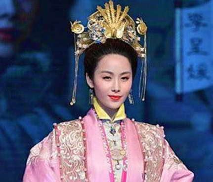 她15岁入宫，熬死4位皇帝，封皇贵妃，是清朝唯一历经五朝的后妃