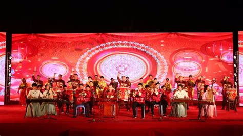 第一届癞子锣鼓技能大赛在梁平影剧院上演，33支队伍同台竞技