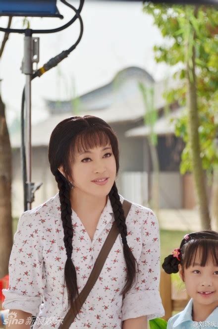 63岁刘晓庆现身机场，穿着打扮时尚显年轻，但她的年龄被手出卖