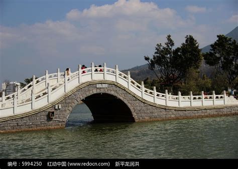 人工湖里的石拱桥高清图片下载_红动中国