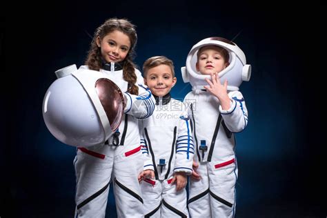 两个穿太空服的小男孩女玩宇航员看高清图片下载-正版图片502668527-摄图网