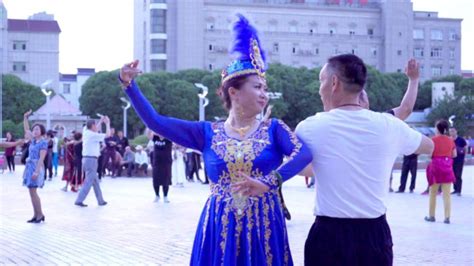 实拍新疆民族广场舞，每天傍晚广场上跳的攒劲的很！_凤凰网视频_凤凰网