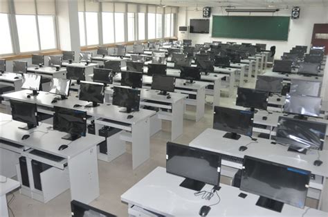 406计算机房 - 科研信息 - 重庆公共运输职业学院