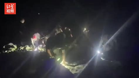 女子夜间驾车坠入20米深河谷 德阳警民医护合力成功救援_凤凰网视频_凤凰网