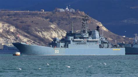 开屏新闻-英国军舰故意穿行俄罗斯克里米亚领海，俄军实弹警告遭英方否认