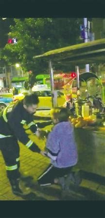 男子偶遇五年前救出亲人的消防员 双膝下跪表示感恩_新闻中心_中国网