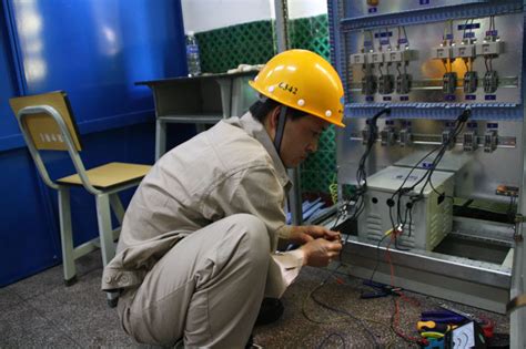 电工在作家庭装修电气安装电工之手高清图片下载-正版图片504106875-摄图网