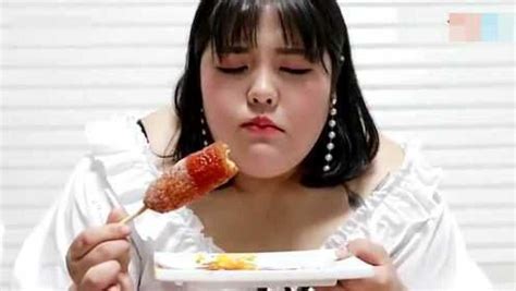 韩国大胃王秀彬大口大口吃热狗和炒年糕，不胖才怪呢_腾讯视频