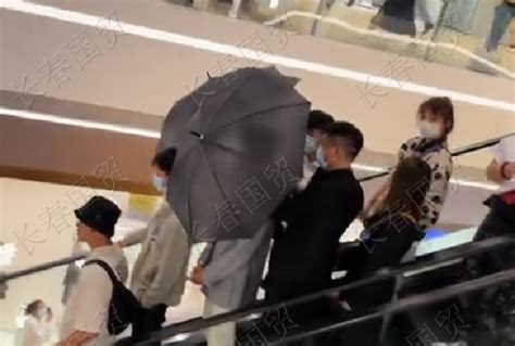 某男星现身商场，前呼后拥专人撑伞遮挡排场大_凤凰网