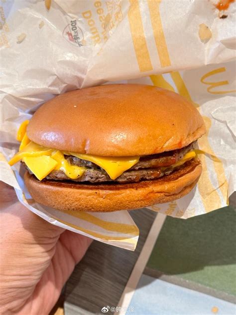 中午追求时间效率和营养的最佳选择：一枚炫酷双层吉士汉堡