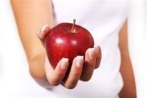 每天吃一个煮熟的苹果，坚持7天，身体会悄悄收获3个好处！_果胶