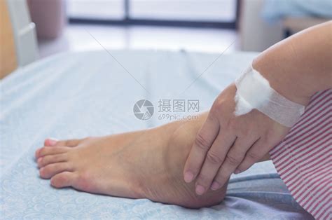 脚踝疼痛的女病人高清图片下载-正版图片307831401-摄图网