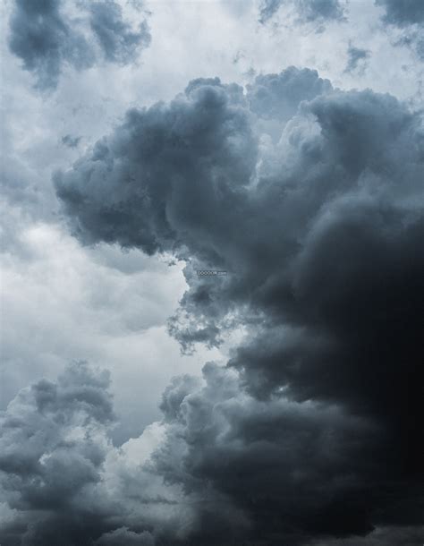 天空被厚重的乌云填满阴暗的气氛让人压抑