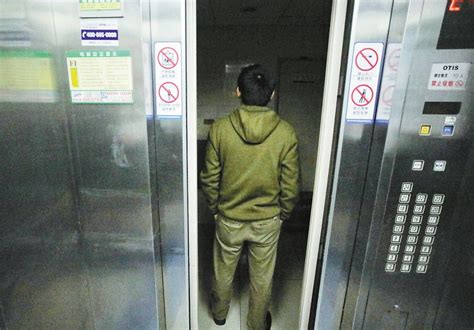 将电动自行车“拒之门外”！北京这个小区用上电梯阻车系统_京报网